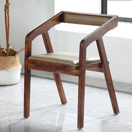 木および革現代食堂の椅子の快適で自然な色
